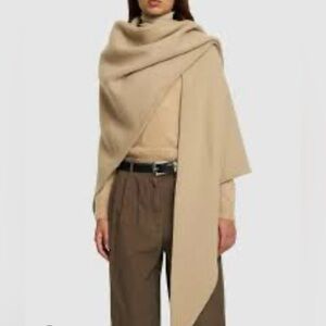 NWT TOTEME Maxi Triangle wool scarf/wrap in beige